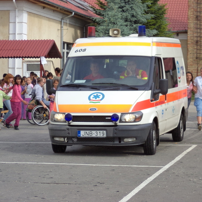 Szírénázó mentő a gyerekek örömére